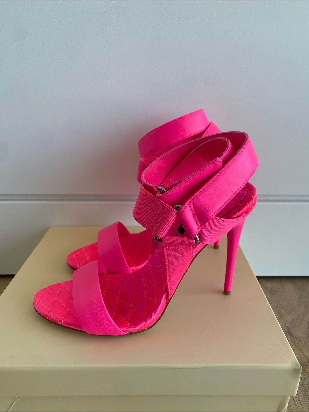 NWT Alice + Olivia Talene Heel size 8.5 Neon Hot Pink